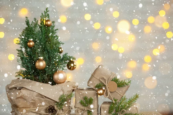 Indoor Cipres Pot Versierd Ballen Zoals Kerstboom Met Feeënverlichting Geschenkdozen — Stockfoto
