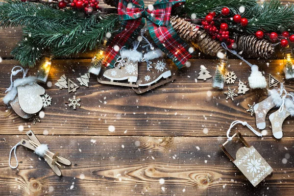 木製の背景にクリスマスの装飾冬のスポーツとフレーム 新年の活動的で環境に優しい 休日の気分 スケート スキー クリスマスツリー コーン テキスト フラットレイアウトのためのスペース ストックフォト