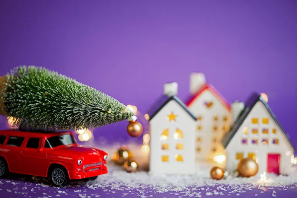 Wystrój Bożonarodzeniowy Czerwony Samochód Retro Śniegu Przenosi Obok Domów Oświetleniem — Zdjęcie stockowe