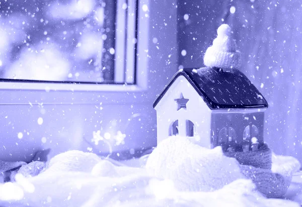 Gezellig Huis Gewikkeld Een Hoed Sjaal Een Sneeuwstorm Vensterbank Decor — Stockfoto