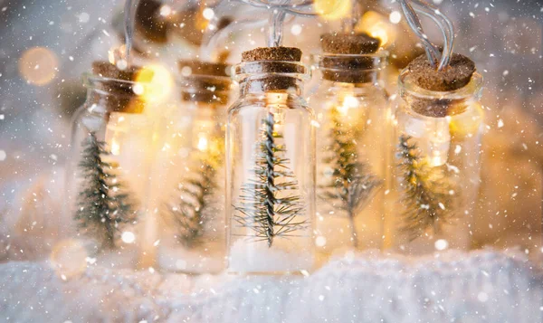 Víla Světla Sklenici Vánočním Stromečkem Sníh Zblízka Teplé Útulné Náladě — Stock fotografie