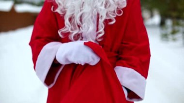Noel Baba 'nın elindeki yemek servis konteynırları hediye çantasından çıkar. Noel arifesi terfisi. Hazır sıcak sipariş, tek kullanımlık plastik kutu. Yeni yıl yemekleri. maket yap