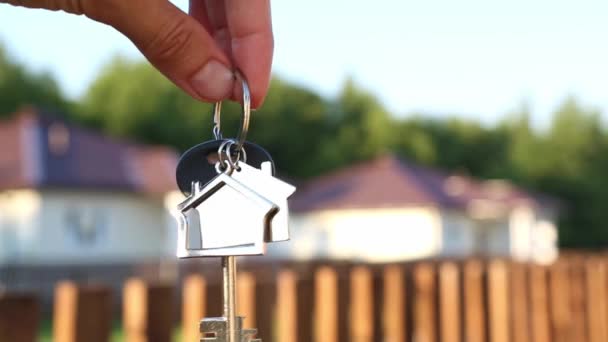 Klíčenka Klíčenkou Ruce Pozadí Plotu Chalupy Stěhování Nového Domova Hypotéka — Stock video