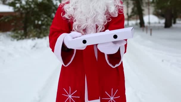 Caja Pizza Blanca Abierta Manos Santa Claus Manoplas Blancas Con — Vídeo de stock