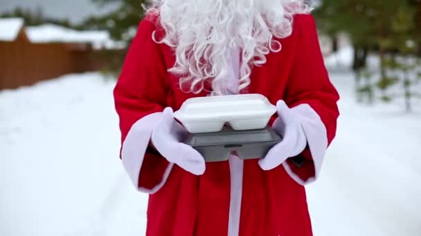 Pojemniki Żywność Rękach Świętego Mikołaja Świeżym Powietrzu Śniegu Wigilijny Awans — Wideo stockowe