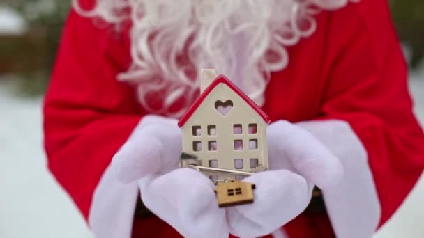 Chave Casa Com Chaveiro Cottage Mãos Papai Noel Livre Neve — Vídeo de Stock
