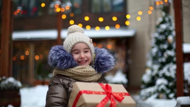 Ritratto Ragazza Gioiosa Con Una Scatola Regalo Natale Una Strada — Video Stock