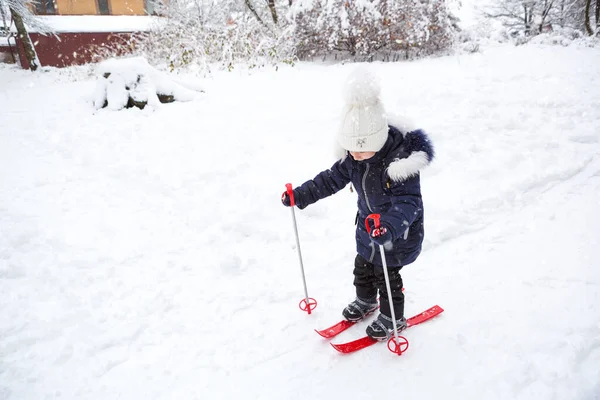 Детские Ноги Красных Пластиковых Лыжах Палками Проходят Через Снег Слайдов — стоковое фото