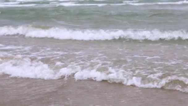 Ondas Frequentes Com Espuma Mar Tempo Nublado — Vídeo de Stock