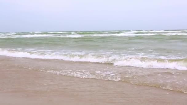 Ondas Frequentes Com Espuma Mar Tempo Nublado — Vídeo de Stock