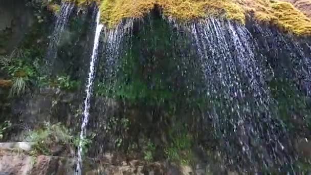 Jets Waterval Van Een Rots Met Mos Rivier Sulaki Canyon — Stockvideo