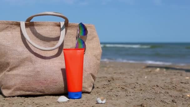 Una Donna Prende Crema Solare Strofina Piedi Sulla Spiaggia Tubo — Video Stock