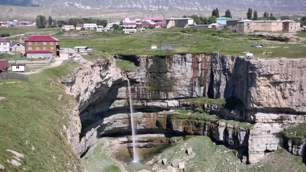 Wasserfall Von Einem Hohen Felsen Einer Bergigen Gegend Dorf Khunzakh — Stockvideo
