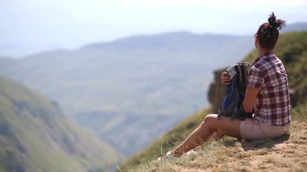 Mulher Com Uma Mochila Senta Beira Penhasco Montanhas Goza Bela — Vídeo de Stock