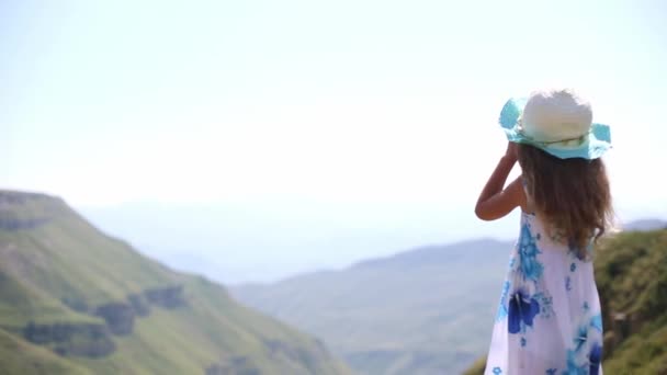 Маленькая Девочка Шляпе Сарафане Смотрит Через Бинокль Высоко Горах Туризм — стоковое видео