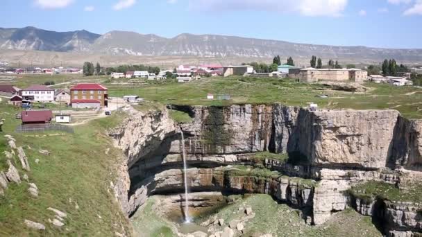 Καταρράκτης Από Ψηλό Βράχο Ορεινή Περιοχή Στο Χωριό Khunzakh Της — Αρχείο Βίντεο
