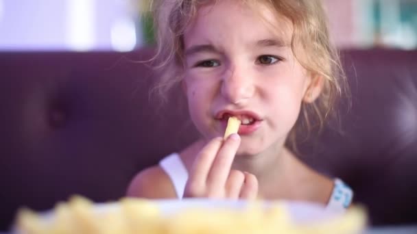 Una Niña Años Divertida Comiendo Papas Fritas Café Con Las — Vídeos de Stock