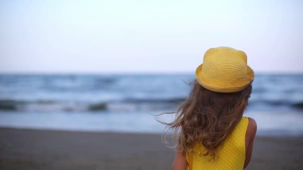 Mädchen Gelbem Kleid Und Hut Mit Langen Vom Wind Flatternden — Stockvideo