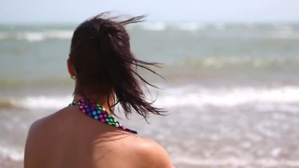 Eine Frau Badeanzug Und Sonnenbrille Sitzt Ufer Und Blickt Aufs — Stockvideo