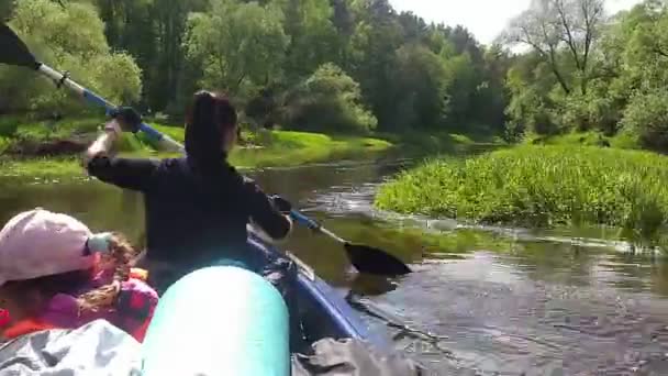 家族のカヤック旅行 母と娘は川にボートを漕ぎ 水のハイキング 夏の冒険 環境に優しいと極端な観光 アクティブで健康的なライフスタイル タイムラプス 加速ビデオ — ストック動画