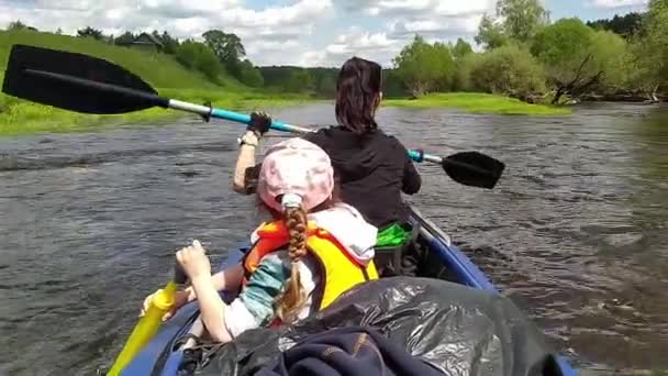 家族のカヤック旅行 母と娘は川にボートを漕ぎ 水のハイキング 夏の冒険 エコフレンドリーで極端な観光 アクティブで健康的なライフスタイル — ストック動画