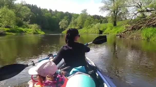 家族のカヤック旅行 母と娘は川にボートを漕ぎ 水のハイキング 夏の冒険 エコフレンドリーで極端な観光 アクティブで健康的なライフスタイル — ストック動画