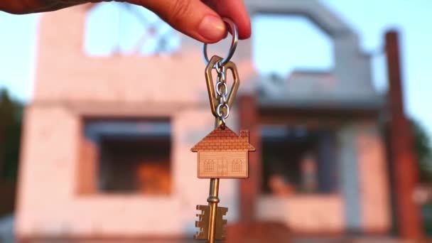 Χέρι Κλειδί Για Μελλοντικό Σπίτι Στο Παρασκήνιο Ενός Εργοταξίου Και — Αρχείο Βίντεο