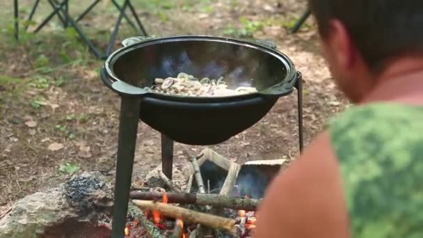 Cooking Campfire Cauldron Outdoor Woods Camping Hike Stirring Food Camping — 图库视频影像