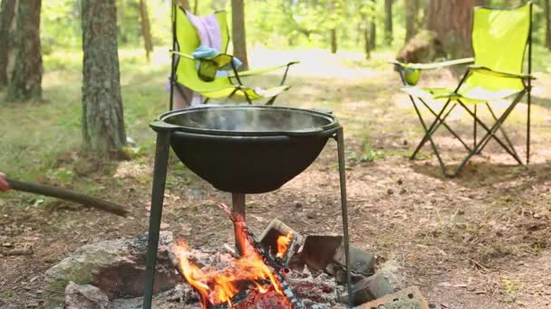 Cooking Campfire Cauldron Outdoor Woods Camping Hike Stirring Food Camping — Vídeo de Stock