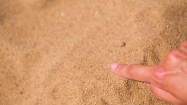 Een Hart Het Zand Tekenen Met Vinger Een Teken Van — Stockvideo