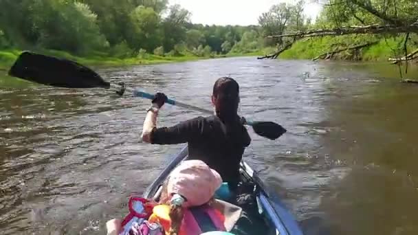 Family Kayak Trip Mom Daughter Rowing Boat River Water Hike — Vídeo de Stock