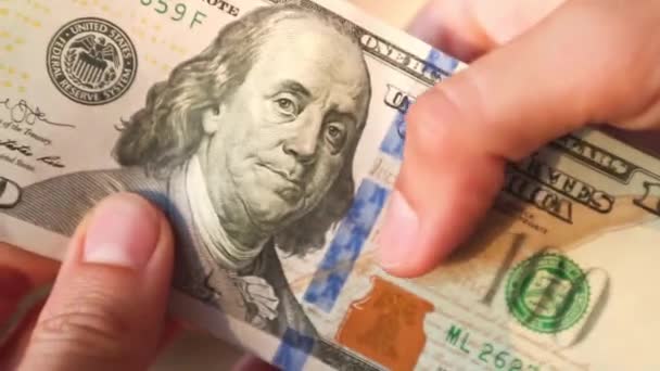Mão Coloca Uma Nota Cem Dólares Uma Pilha Leva Uma — Vídeo de Stock