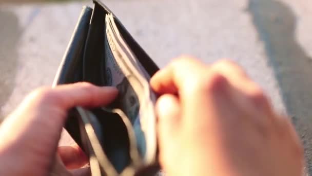 Tangan Menempatkan Tagihan Seratus Dolar Dalam Tumpukan Dan Mengambil Uang — Stok Video