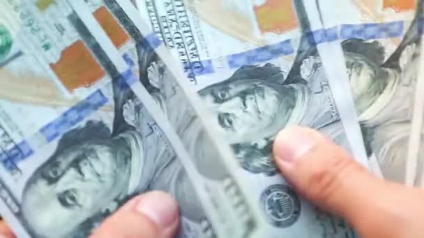 Mano Mette Una Banconota Cento Dollari Una Pila Prende Una — Video Stock