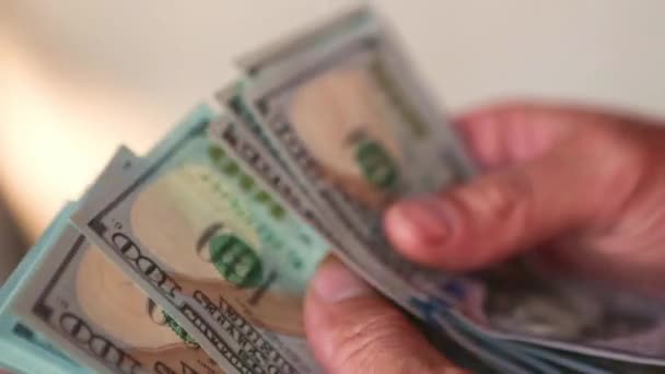 Tangan Menempatkan Tagihan Seratus Dolar Dalam Tumpukan Dan Mengambil Uang — Stok Video