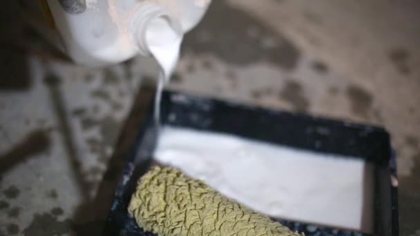 Pouring Primer Dosing Tray Using Roller Primer Painting Treatment Dry — Vídeo de Stock