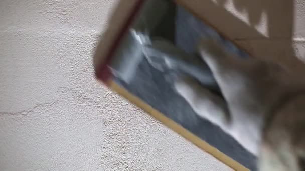 乾燥した建物で処理した後のサンドペーパーで壁のサンドは 塗装する前に石膏とパテを混ぜます 表面配置は滑らかです あなた自身の手で家の改装 — ストック動画