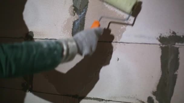 Applying Liquid Primer Coating Construction Roller Preparation Finishing Walls House — Stockvideo