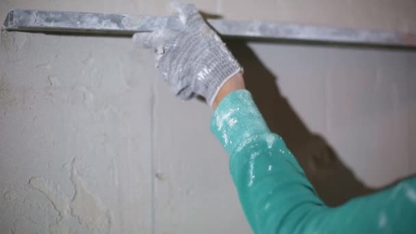 建設へらでビーコン上の石膏で壁をレベリング 住宅改修 乾燥した建物のミックスの円滑な適用 — ストック動画