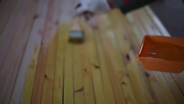 Vuur Bioveiligheid Met Een Borstel Balk Aanbrengen Voorbereiding Van Planken — Stockvideo