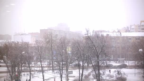 Snowstorm City View Window Height Trees People Cars Driving Road — 图库视频影像