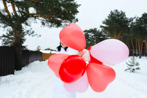 Szczęśliwa Kobieta Bez Twarzy Balonami Kształcie Serca Zewnątrz Zimie Śniegiem — Zdjęcie stockowe