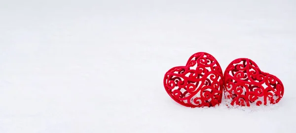 Két Piros Szív Hóban Üdvözlőkártya Valentin Napra Szerelmesek Ünnepe Február — Stock Fotó