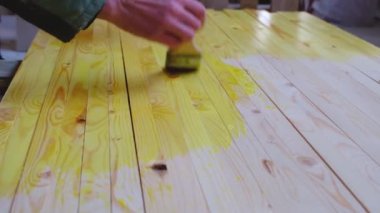 Işına bir fırçayla ateş ve biyo-koruma uyguluyorum. Panoların korunma ve işleme ile kurulum için hazırlanması