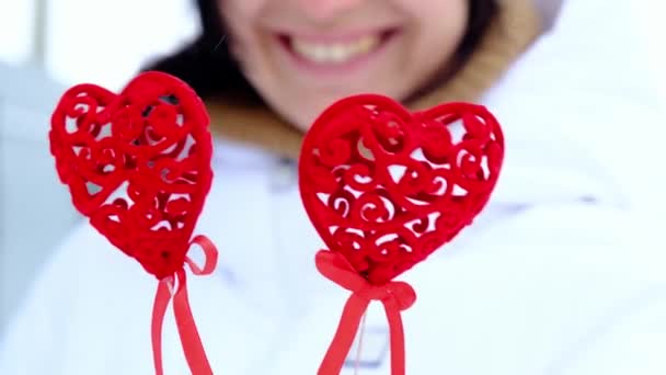 Ευτυχισμένη Γυναίκα Σχήμα Καρδιάς Διακόσμηση Όπως Γυαλιά Στα Μάτια Εξωτερική — Αρχείο Βίντεο