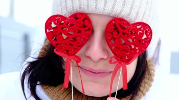 Kalp Şeklinde Dekorasyonu Olan Mutlu Bir Kadın Kışın Açık Havada — Stok video