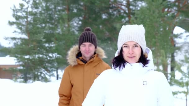 Чоловік Жінка Закохані Поцілунки Обійми Свіжому Повітрі Взимку Снігу Подарунком — стокове відео