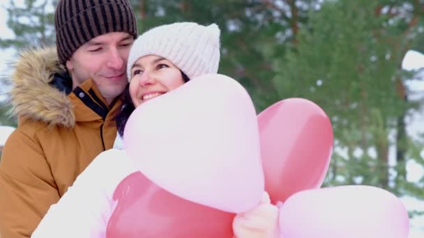 Mężczyzna Kobieta Miłości Całowanie Przytulanie Zewnątrz Daty Zimie Śniegu Prezentem — Wideo stockowe