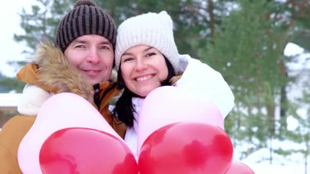 Mężczyzna Kobieta Miłości Całowanie Przytulanie Zewnątrz Daty Zimie Śniegu Prezentem — Wideo stockowe