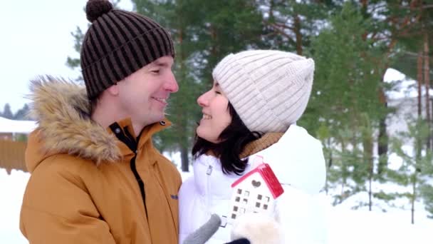 Pria Dan Wanita Jatuh Cinta Luar Ruangan Saat Musim Dingin — Stok Video